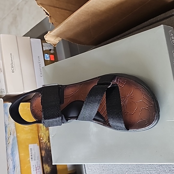 Size 10 new sandals - Picture 2 of 2